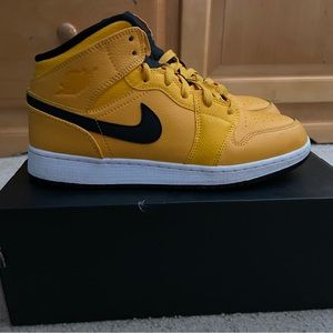 AIR JORDAN 1 MID (GS) University Gold Boys Size 7 With Box